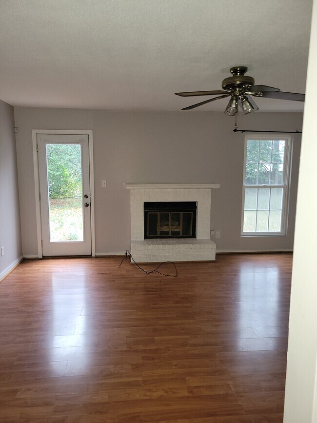 Sala de estar - 522 Sunrise Ct