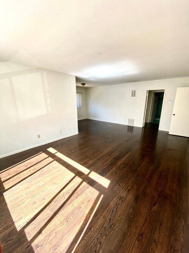 Livingroom - 502 Midvale Ave