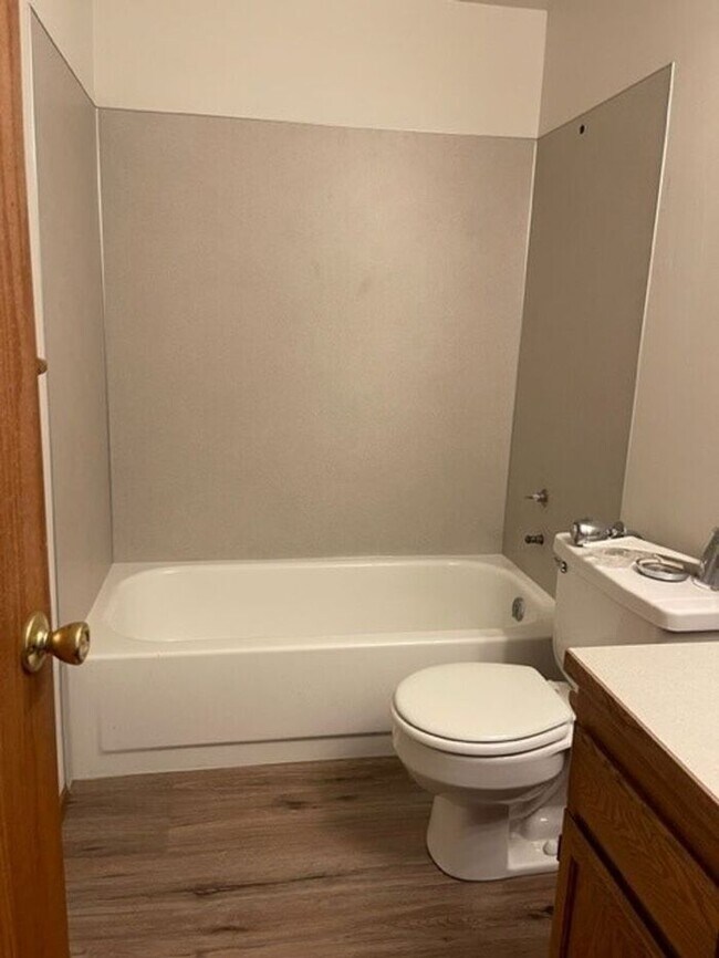 Foto del edificio - Perfect & Spacious 3 Bed, 1 1/2 Bath Duplex by the Puyallup River!