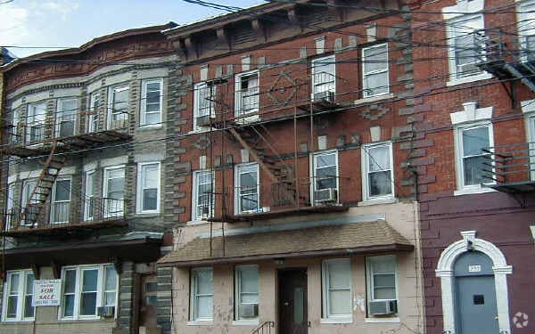 Building Photo - 255 Walker St