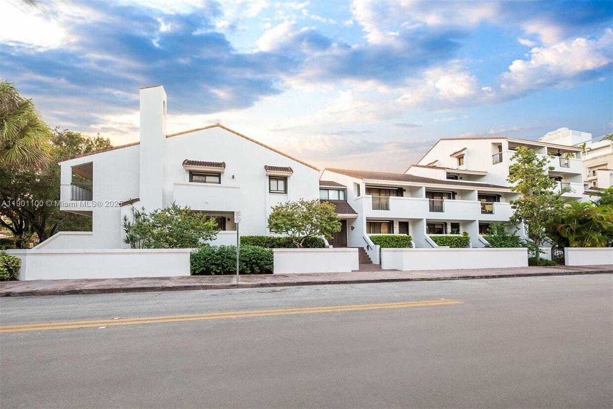 Foto principal - 2600 Cardena St