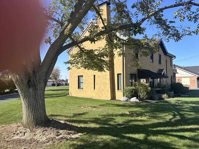 Building Photo - 547 N Broadway St