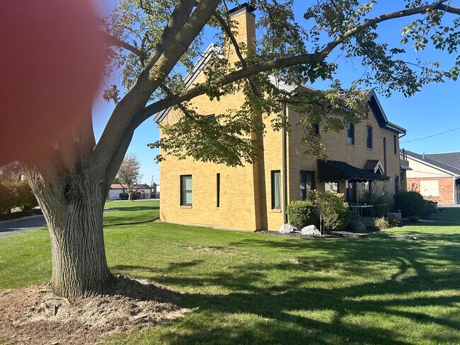 Foto del edificio - 547 N Broadway St