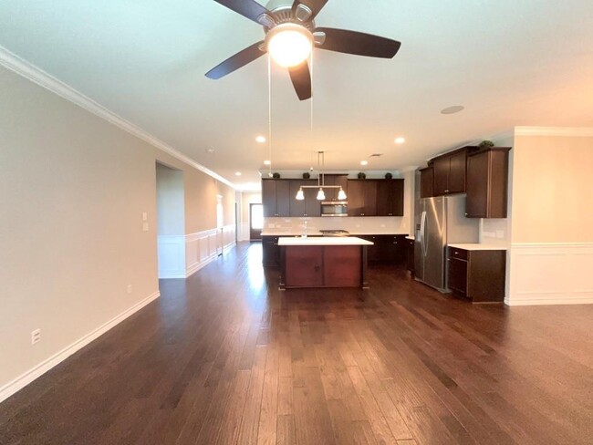 Building Photo - 7900 Mozart St