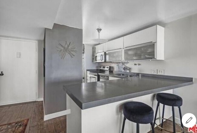 Building Photo - 4265 Marina City Dr