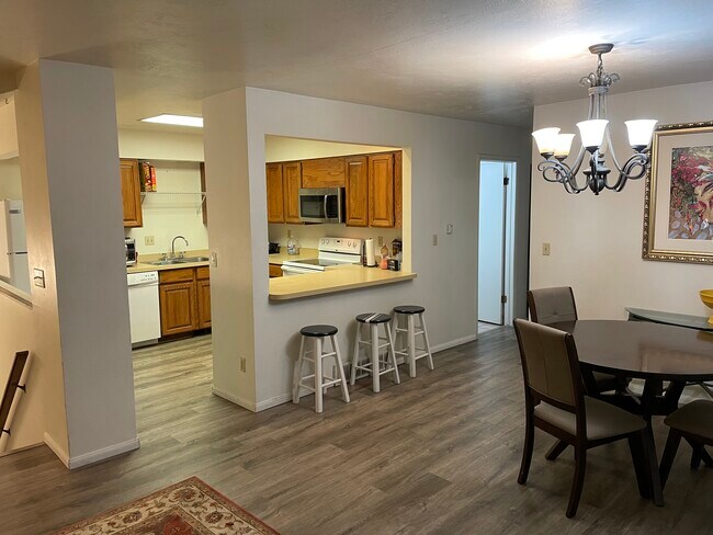 Foto del edificio - 1351 S Main St