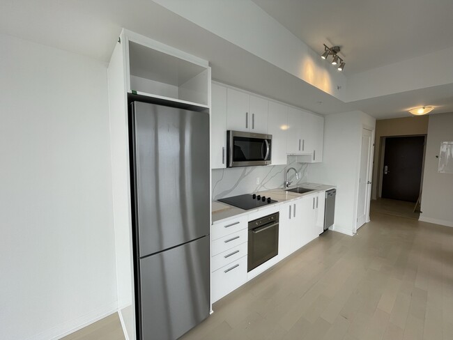 Building Photo - 805 Carling Av