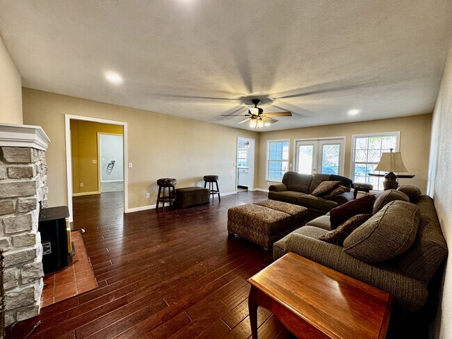 Foto del edificio - 302 Bluebird Ct