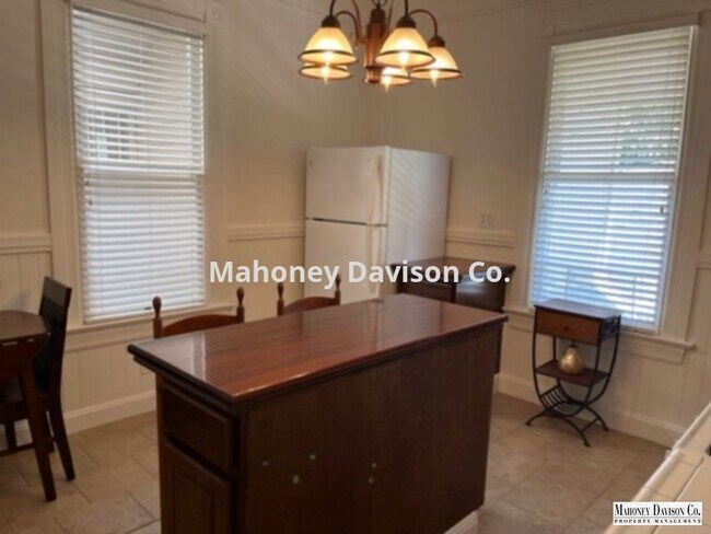 Building Photo - Charming Victorian triplex close to downto...