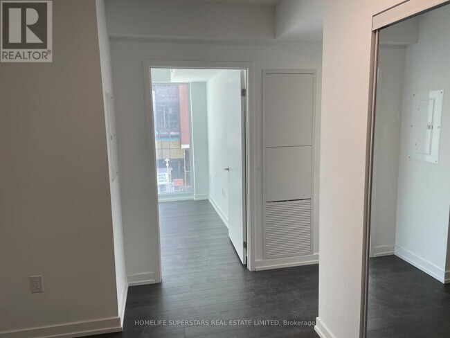 Photo du bâtiment - 4010 Eglinton Ave W