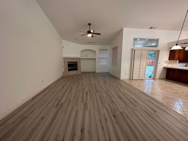 Foto del edificio - Very Spacious South East Visalia Home comi...