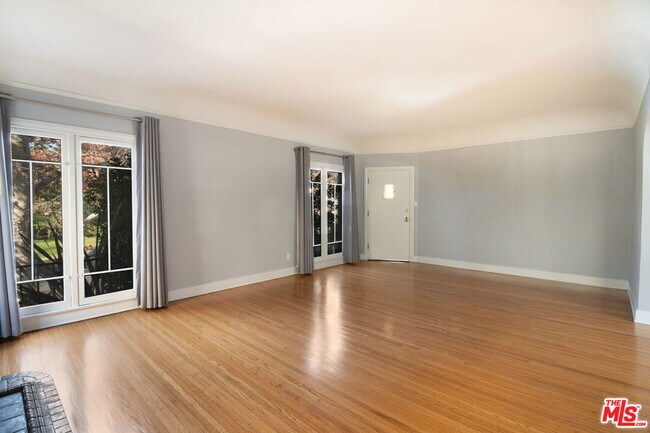 Foto del edificio - 126 N Sycamore Ave