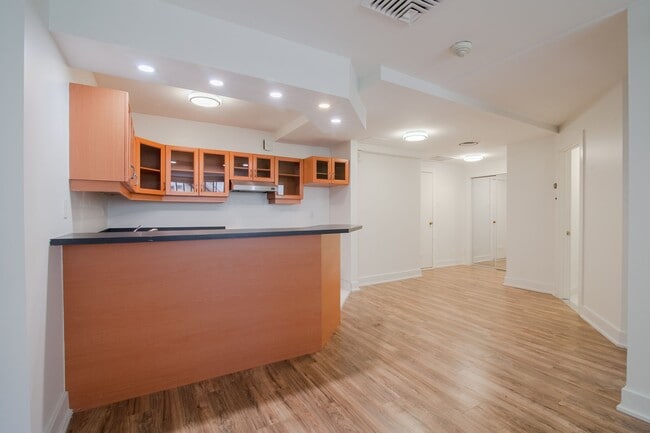 Building Photo - 3545 Cote-des-Neiges Road