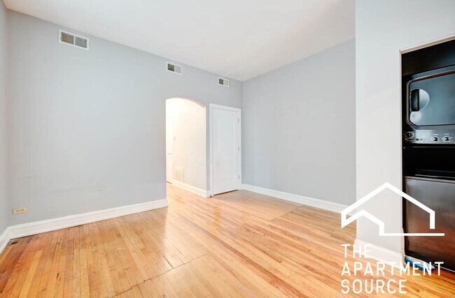 Building Photo - 907 W Belmont Ave