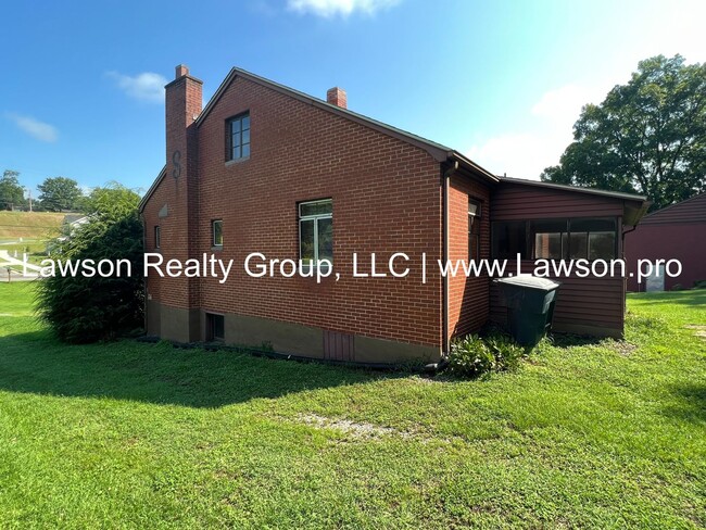 Building Photo - Quaint Two Bedroom Home By Christmas Tree Farm