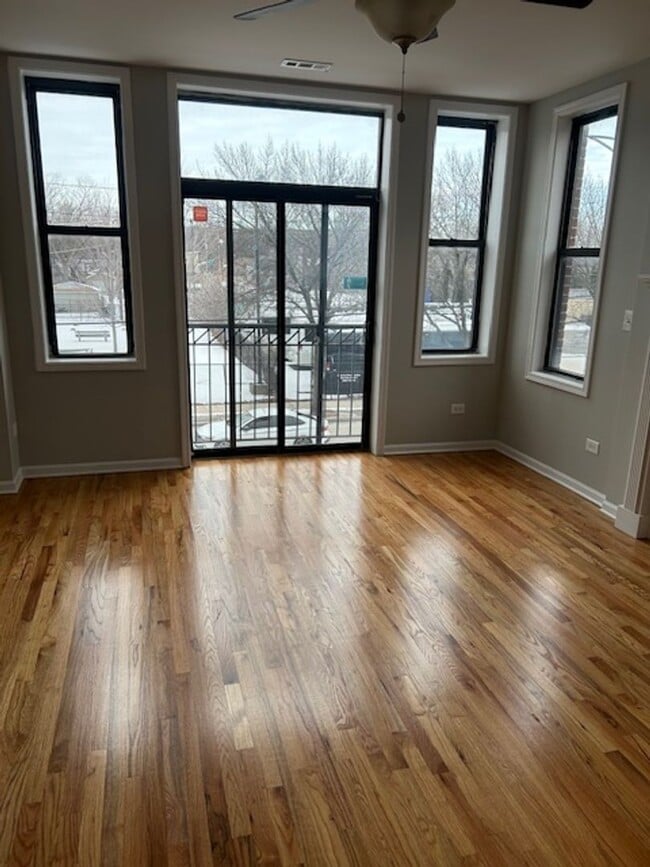 Foto del edificio - Beautiful 3 unit building with large apartments on each floor