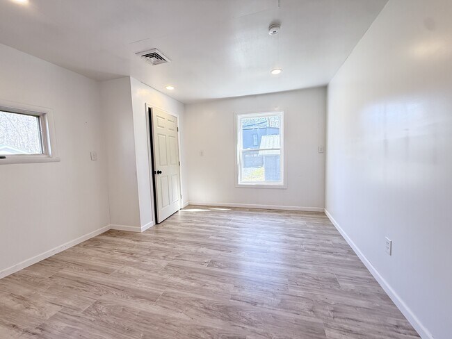 Building Photo - 272 River Rd