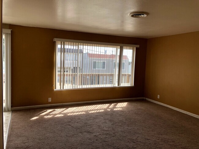 Building Photo - Bright 2-Bedroom with Balcony & Parking
