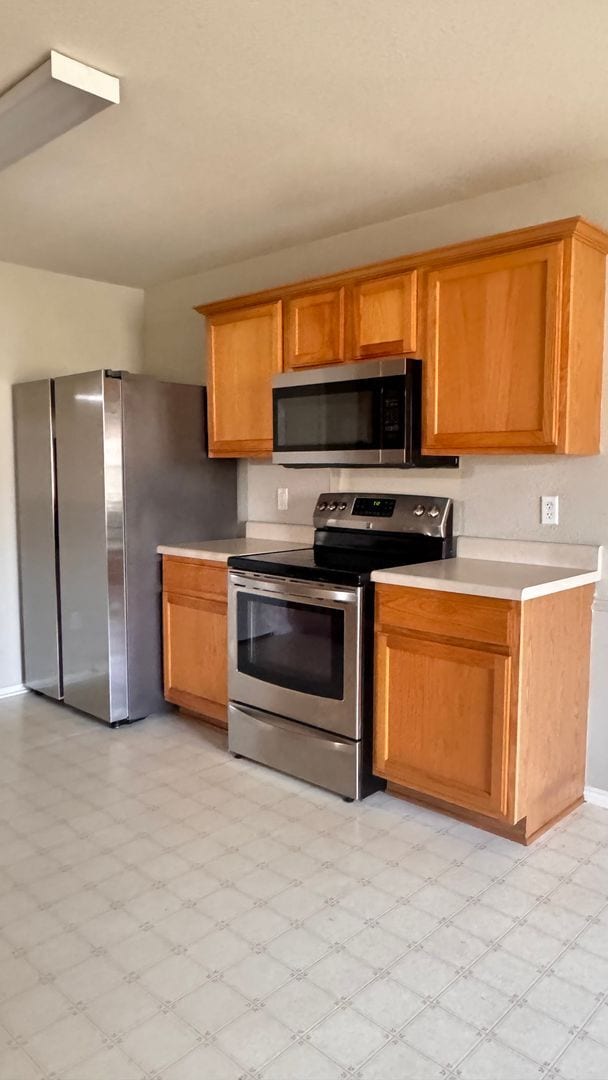 Building Photo - Move-In Special!  $$