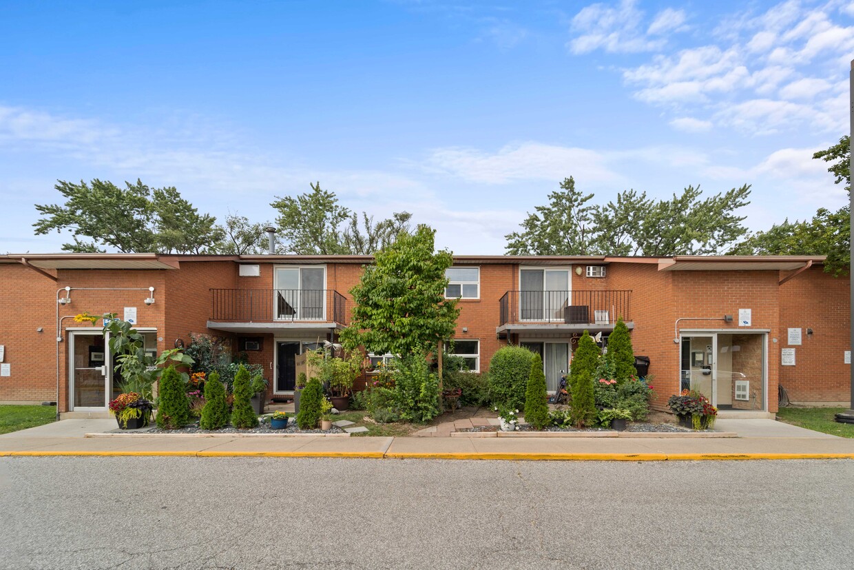 Primary Photo - Empress Court Apartments