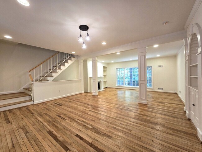 Building Photo - Beautifully Updated 3BR/3.5BA Townhome in Sought-After Westbard Mews!!