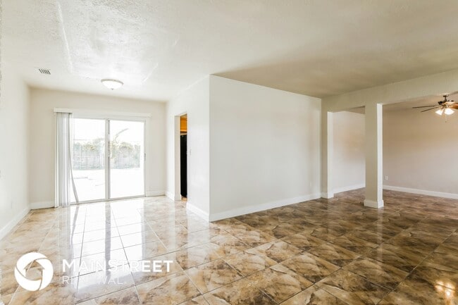 Foto del edificio - 900 NW 199th St
