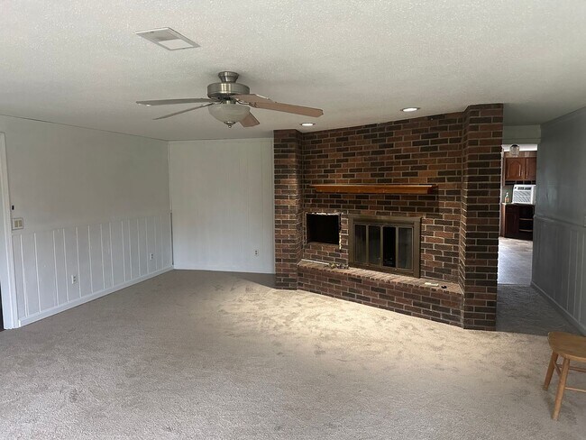 Building Photo - 3 bedroom available for immediate move in!