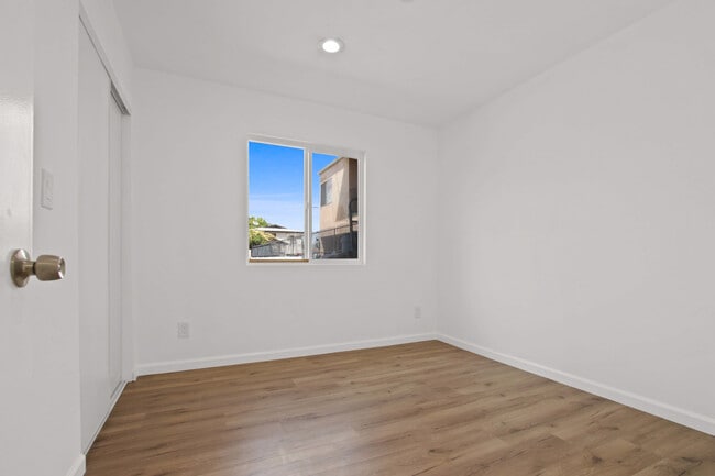 Building Photo - 649 W 92nd St