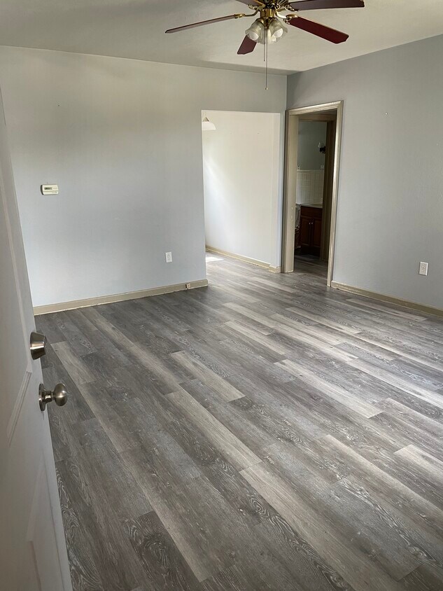 Foto principal - 102 W McNutt St