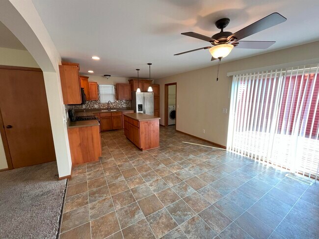 Foto del edificio - 6119 Arrowpoint Way