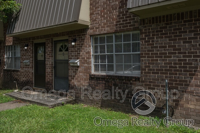 Building Photo - 2703 Hackberry Rd
