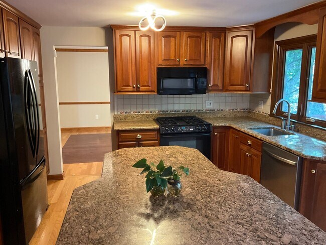 Foto del edificio - 4-Bedroom Home with 2 Full + 2 Half Baths ...