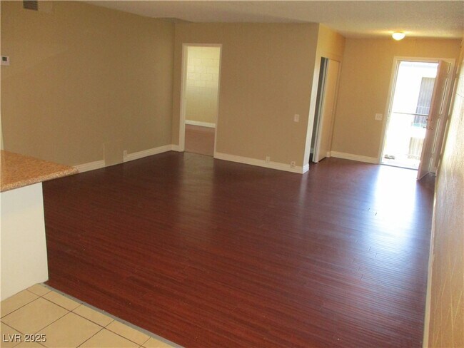 Foto del edificio - 2933 E Elm Ave