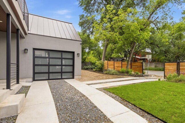 Foto del edificio - 2300 Bluebonnet Ln