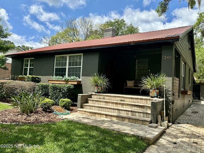 Building Photo - 1240 Holmesdale Rd