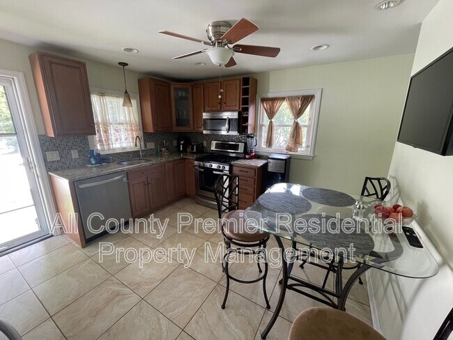 Building Photo - 130 Hazel Ave