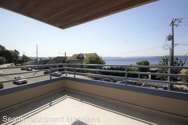 Building Photo - 4208 Beach Dr SW