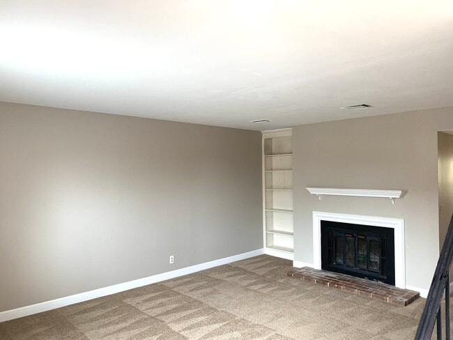 Building Photo - Convenient Brentwood Condo