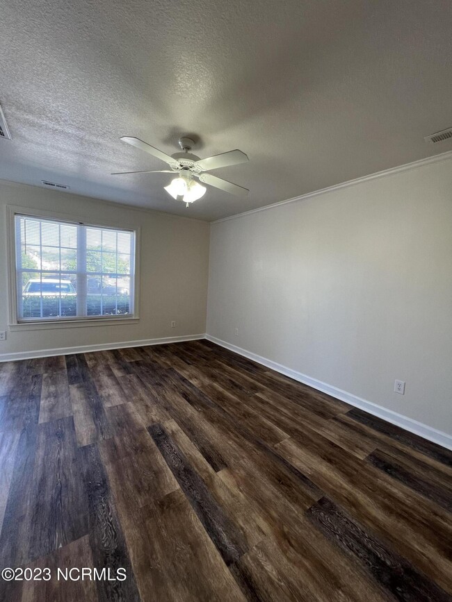 Building Photo - 106 Streamwood Dr