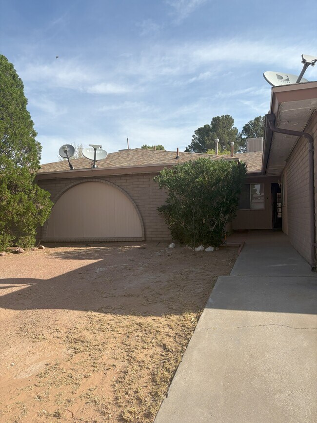 Building Photo - 2819 Anise Dr