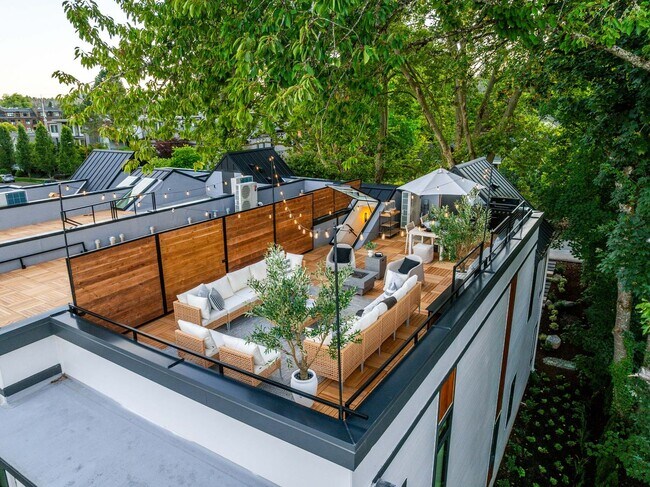 Building Photo - Skyview Townhome: Luxury Living in Lake Oswego's Premier First Addition Neighborhood
