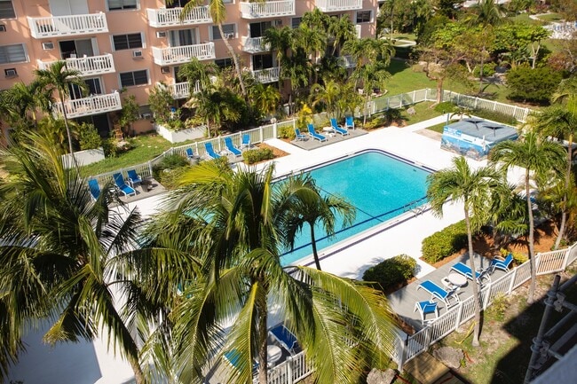 Foto del edificio - 1 Bedroom 1 Bathroom Furnished Condo pool view- 6 month Lease