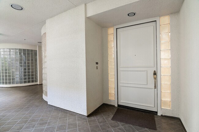 Foto del edificio - 2142 Century Park Ln