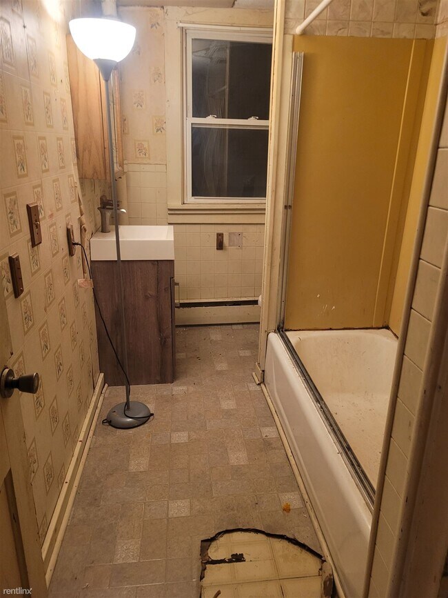 Building Photo - 3 br, 1 bath House - 25 Clinton Street