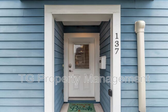 Building Photo - 137 6th Ave S