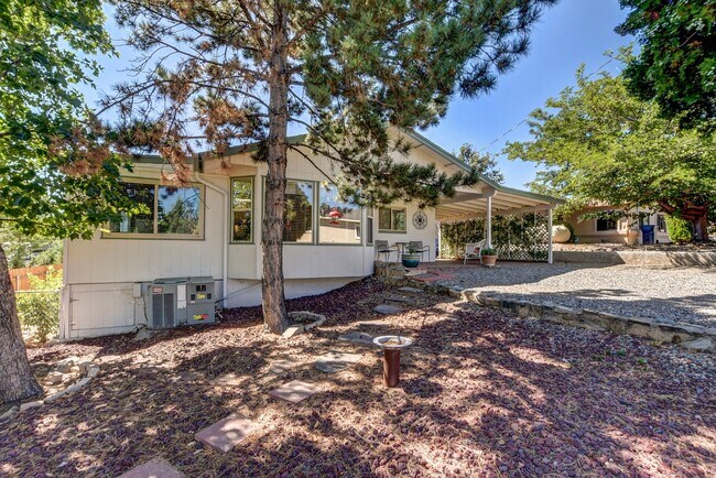 Building Photo - Fully furnished short term or long term re...
