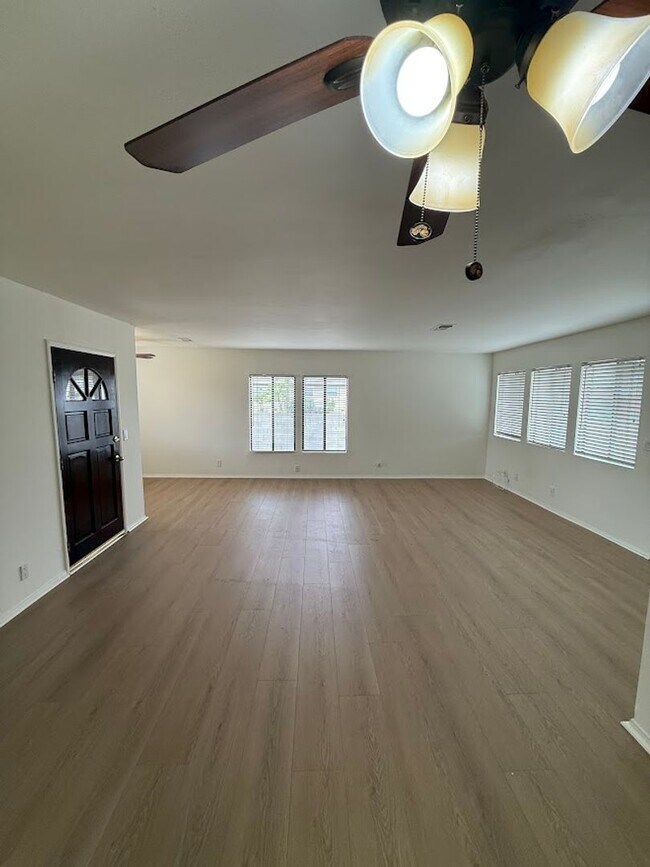 Foto del edificio - Beautiful 3 Bedroom, 2 Bathroom Granada Hills Home with Detached Garage!