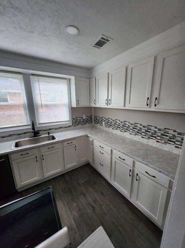 Building Photo - 2309 Westview Dr