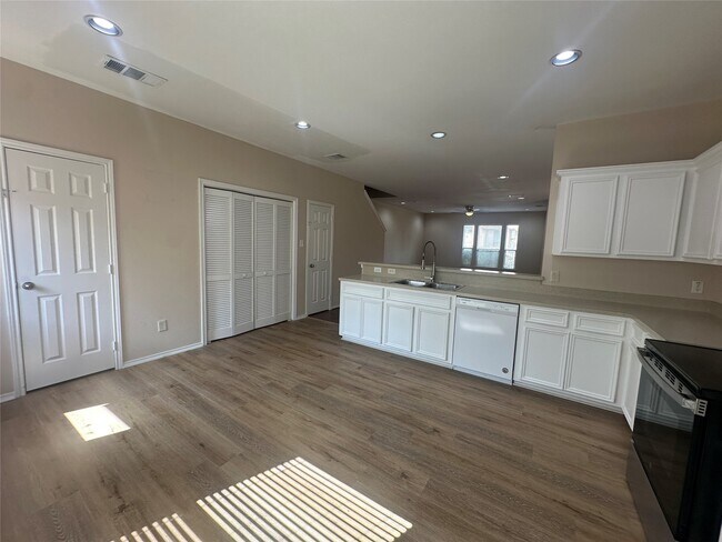 Foto del edificio - 8045 Ellinger Ln