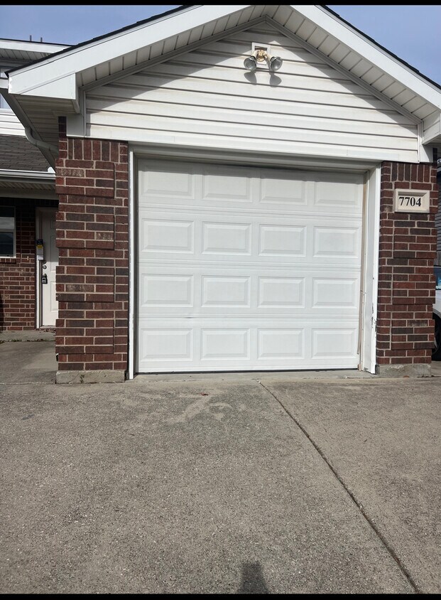 Foto principal - 7704 Downe Dr